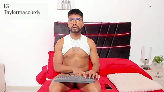 Taylormaccurdy  online show from November 28, 2025, 2:17 pm