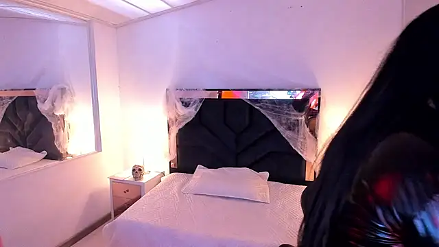 SusanVilla online show from October 17, 2025, 8:43 pm