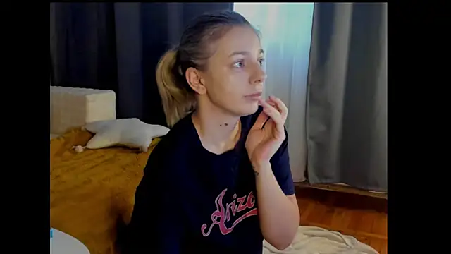 Snapshot of AnaLure chatting on October 3, 2025, 6:48 am AnaLure online show from October 3, 2025, 6:48 am