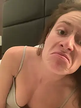 Snapshot of GoldenPussy1329 chatting on March 10, 2026, 12:25 am GoldenPussy1329 online show from March 10, 2026, 12:25 am