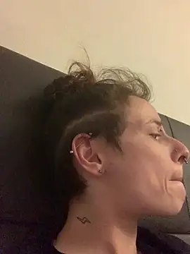 Snapshot of GoldenPussy1329 chatting on March 31, 2026, 10:12 pm GoldenPussy1329 online show from March 31, 2026, 10:12 pm