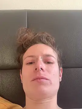 Snapshot of GoldenPussy1329 chatting on April 5, 2026, 5:19 pm GoldenPussy1329 online show from April 5, 2026, 5:19 pm