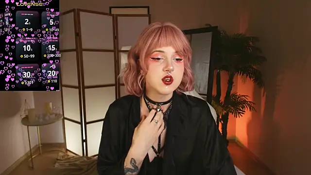 luna son online show from October 16, 2025, 9:34 pm