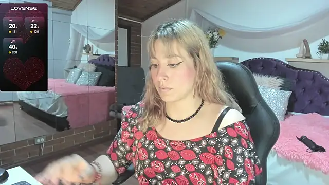 sophialyh 1 online show from October 31, 2025, 1:52 pm