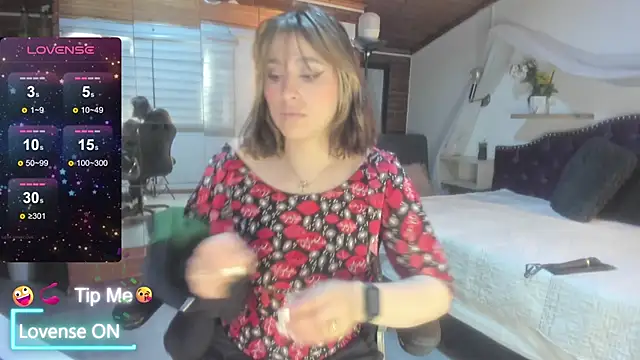 sophialyh 1 online show from May 11, 2026, 1:12 pm