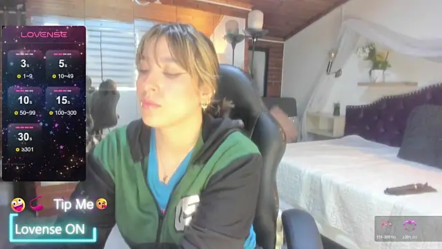 sophialyh 1 online show from May 13, 2026, 1:07 pm