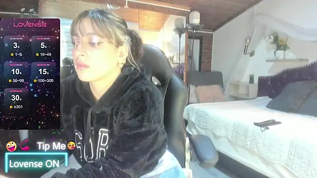sophialyh 1 online show from May 7, 2026, 1:03 pm