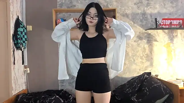 Snapshot of Beeping_Creature chatting on December 23, 2025, 7:18 am Beeping Creature online show from December 23, 2025, 7:18 am