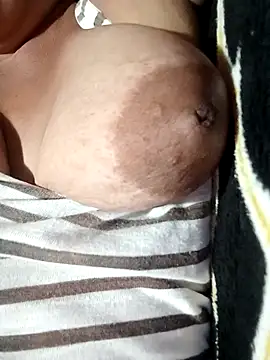 Hotmommax online show from November 27, 2025, 6:30 pm