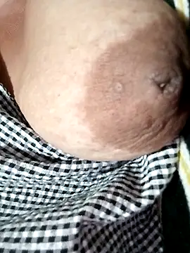 Hotmommax online show from October 8, 2025, 5:24 pm