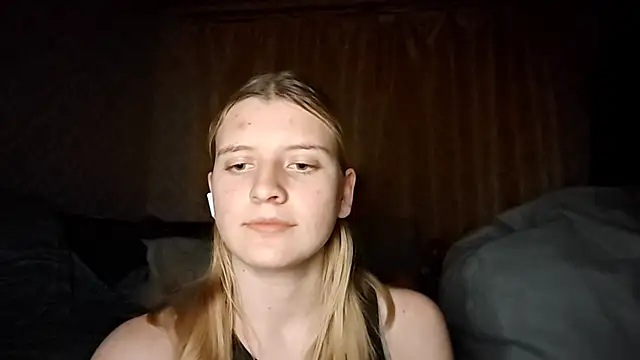 LynteriLain online show from October 17, 2025, 9:38 pm