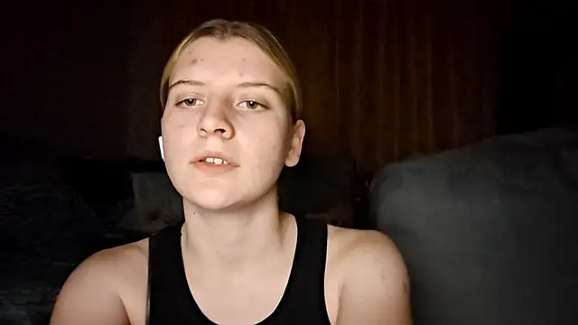 LynteriLain online show from October 18, 2025, 8:00 pm