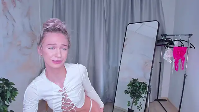 SerenaCrystall online show from March 19, 2026, 12:38 pm