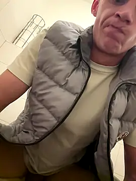 heet1998 online show from October 19, 2025, 2:53 pm