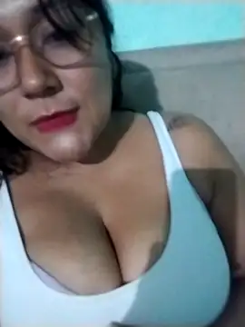 Snapshot of _LunaSweet chatting on October 4, 2025, 2:02 am LunaSweet online show from October 4, 2025, 2:02 am