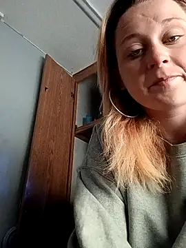 Queen2454 online show from April 3, 2026, 3:40 pm