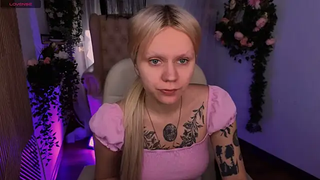 kitten murray  online show from November 25, 2025, 12:49 pm