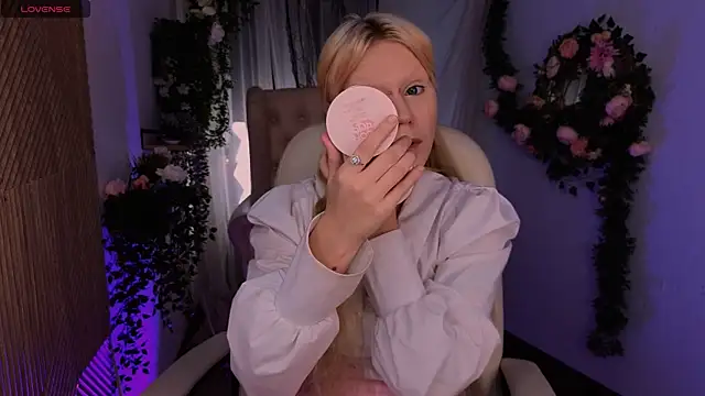 kitten murray  online show from November 15, 2025, 1:04 pm