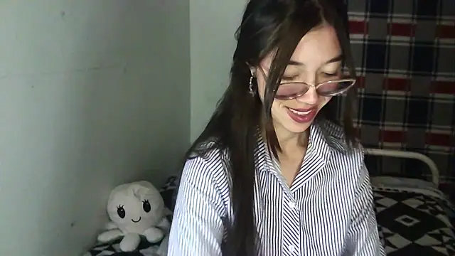 Snapshot of Mikha_Ela chatting on October 28, 2025, 4:35 am Mikha Ela online show from October 28, 2025, 4:35 am