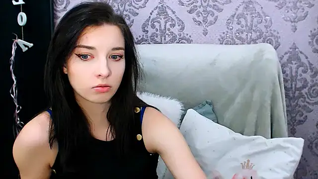 Snapshot of DominantLuna chatting on November 13, 2025, 8:35 pm DominantLuna online show from November 13, 2025, 8:35 pm