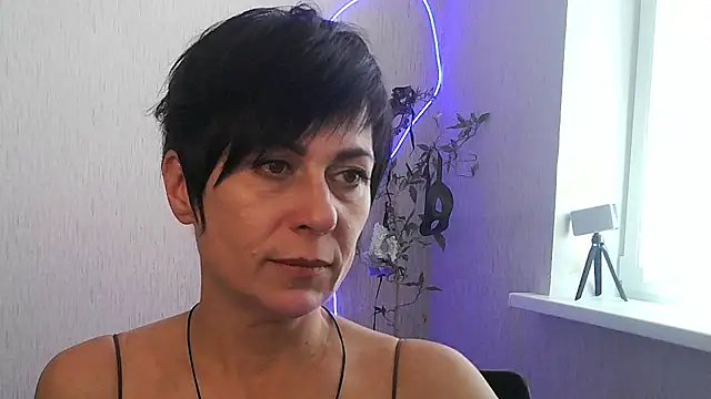 Ashley Brookss online show from November 9, 2025, 10:19 am