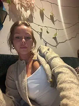 MiraLuna online show from November 7, 2025, 8:46 pm