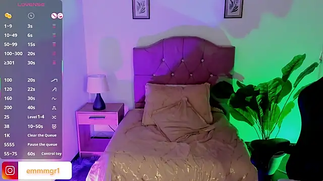 emma-green0 online show from November 16, 2025, 1:27 pm