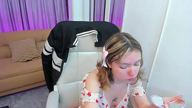 Lucia Copper online show from November 17, 2025, 12:31 pm