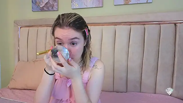 Lucia Copper online show from October 29, 2025, 12:04 pm