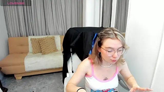 Lucia Copper online show from October 1, 2025, 12:20 pm