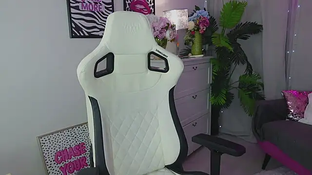 Staymonica online show from February 12, 2026, 1:33 pm