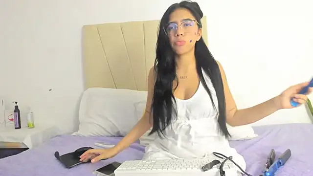Snapshot of Ainoa_Pink chatting on October 4, 2025, 7:48 pm Ainoa Pink online show from October 4, 2025, 7:48 pm