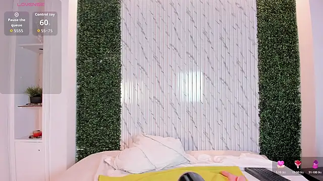 VenusCooper online show from April 21, 2026, 2:51 am