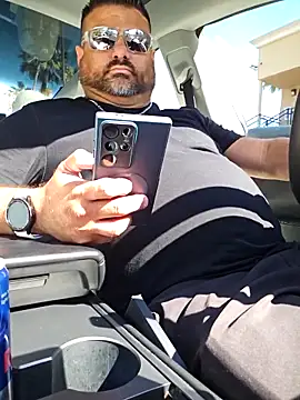 Snapshot of Roddog18 chatting on April 14, 2026, 10:37 pm Roddog18 online show from April 14, 2026, 10:37 pm