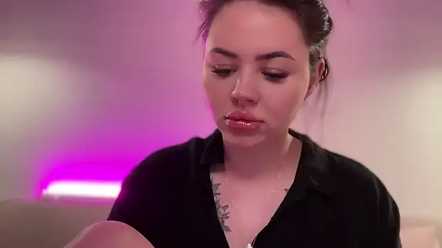 AlmaryKim online show from October 13, 2025, 8:10 pm