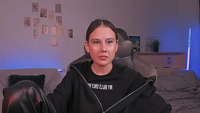 adelle046 online show from October 13, 2025, 2:07 pm