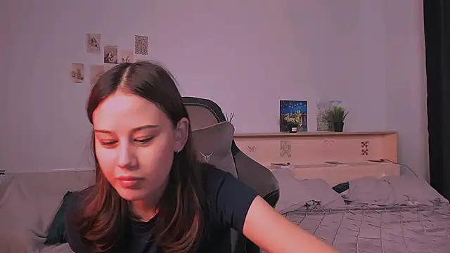 adelle046 online show from November 18, 2025, 8:39 am