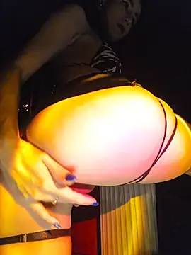 Snapshot of YuriXo chatting on December 16, 2025, 8:13 pm YuriXo online show from December 16, 2025, 8:13 pm