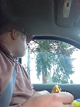 DeeBestEver online show from November 5, 2025, 3:04 pm