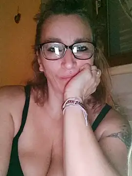 Snapshot of Fifi83Bell chatting on December 19, 2025, 10:45 pm Fifi83Bell online show from December 19, 2025, 10:45 pm