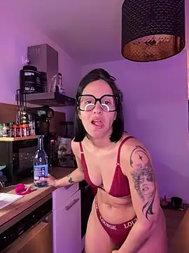 LaPetiteKim online show from February 4, 2026, 8:37 pm