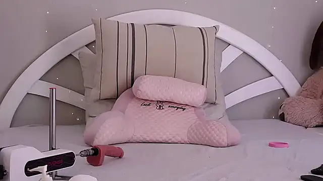 Snapshot of Martyca_Beee chatting on October 15, 2025, 1:08 pm Martyca Beee online show from October 15, 2025, 1:08 pm