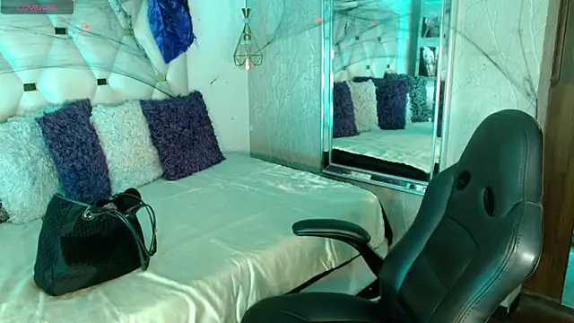 Miranda Collins online show from October 19, 2025, 3:42 am