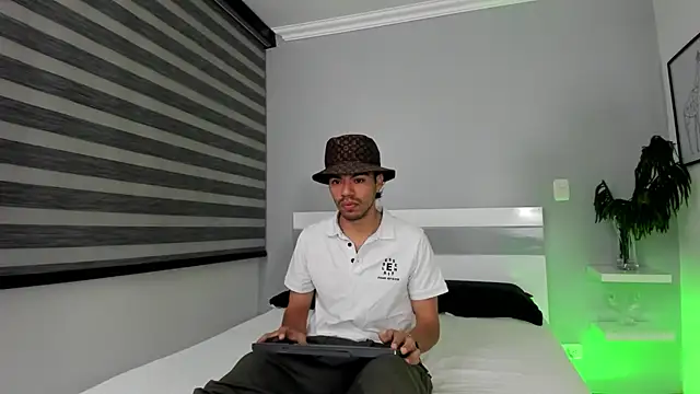 Snapshot of ZaynShadow chatting on October 18, 2025, 5:20 am ZaynShadow online show from October 18, 2025, 5:20 am