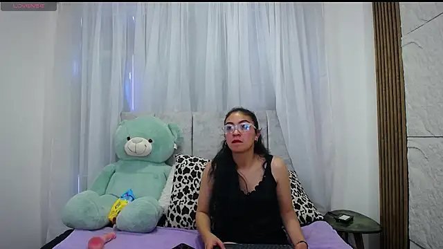 Snapshot of emy_brunette chatting on October 9, 2025, 1:00 pm emy brunette online show from October 9, 2025, 1:00 pm