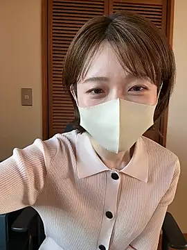 momo yuipu online show from October 9, 2025, 2:01 am