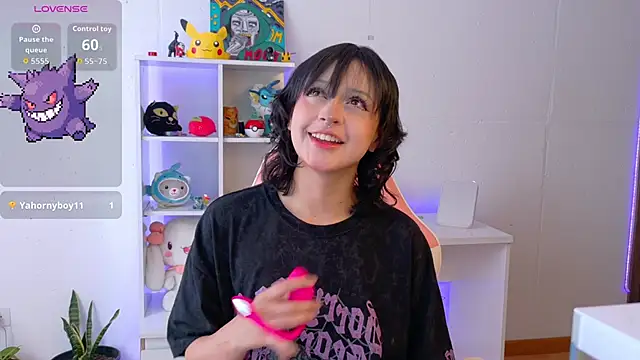 Snapshot of Sallie_Doll chatting on November 4, 2025, 6:44 pm Sallie Doll online show from November 4, 2025, 6:44 pm