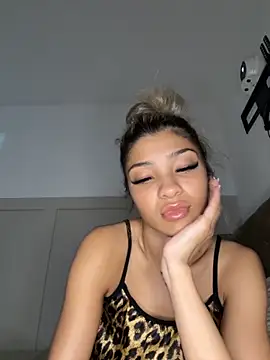 Honeyyyxo online show from November 1, 2025, 11:48 am