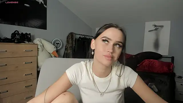 Lisa  Johnson online show from October 31, 2025, 12:07 am