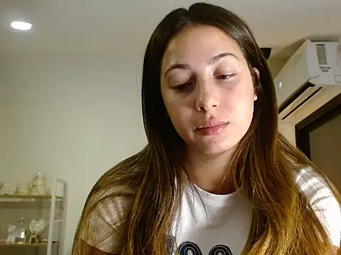 Snapshot of poppysinclair chatting on October 14, 2025, 5:46 pm poppysinclair online show from October 14, 2025, 5:46 pm